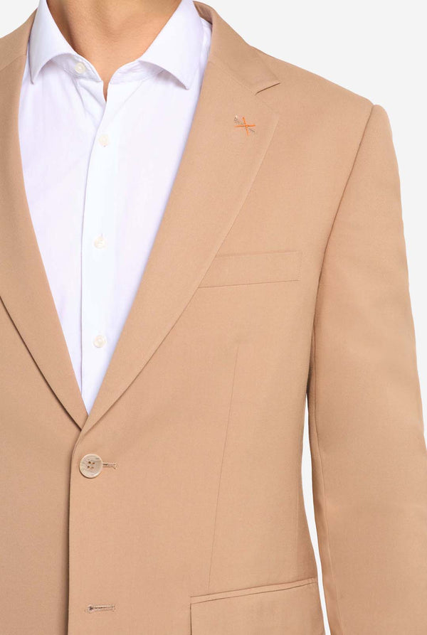 Bild mit hellgrauem Hintergrund und Mann trägt Dark Sand Herrenanzug und weißes Hemd. Anzüge besteht aus Blazer und Hose. Konzentriert sich auf die Brust.