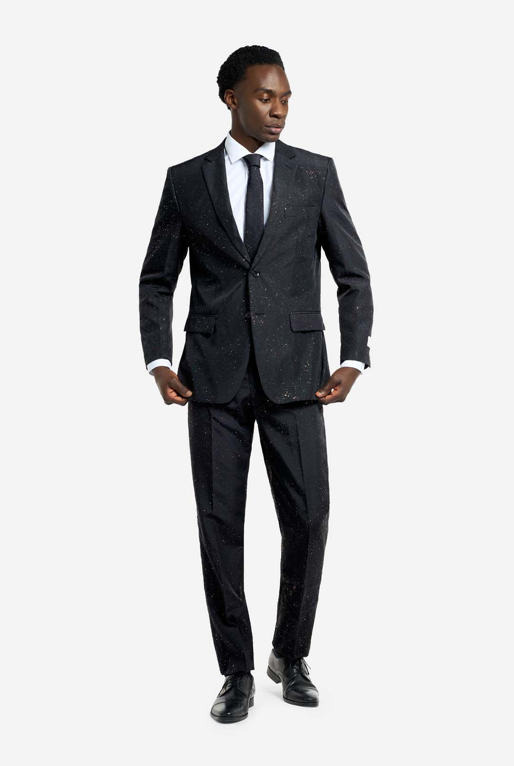 Bild eines Mannes, der einen OppoSuits Glitzy Glitter-Herrenanzug mit Glitzer und weißem Herrenhemd trägt. Der Anzug besteht aus Hose, Jackett und Krawatte.