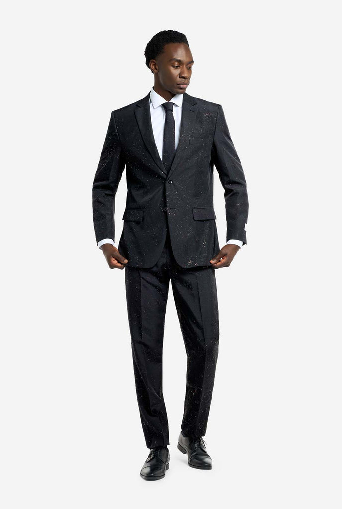 Bild eines Mannes, der einen OppoSuits Glitzy Glitter-Herrenanzug mit Glitzer und weißem Herrenhemd trägt. Der Anzug besteht aus Hose, Jackett und Krawatte.
