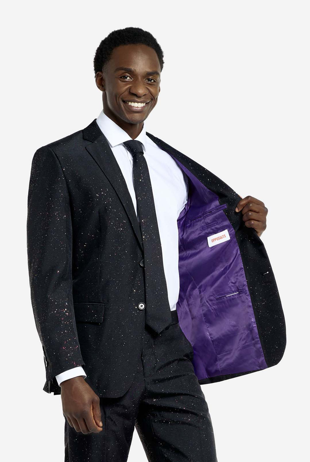 Bild eines Mannes, der einen OppoSuits Glitzy Glitter-Herrenanzug mit Glitzer und weißem Herrenhemd trägt. Der Anzug besteht aus Hose, Jackett und Krawatte.