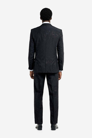 Bild eines Mannes, der einen OppoSuits Glitzy Glitter-Herrenanzug mit Glitzer und weißem Herrenhemd trägt. Der Anzug besteht aus Hose, Jackett und Krawatte.