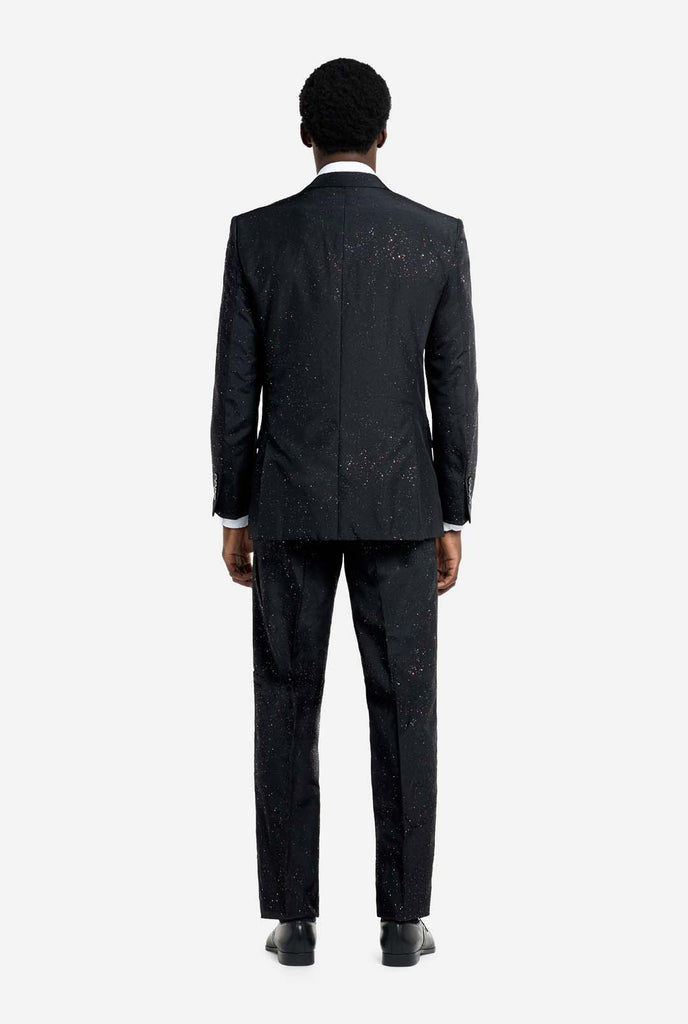 Bild eines Mannes, der einen OppoSuits Glitzy Glitter-Herrenanzug mit Glitzer und weißem Herrenhemd trägt. Der Anzug besteht aus Hose, Jackett und Krawatte.