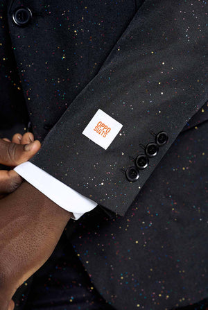 Bild eines Mannes, der einen OppoSuits Glitzy Glitter-Herrenanzug mit Glitzer und weißem Herrenhemd trägt. Der Anzug besteht aus Hose, Jackett und Krawatte.