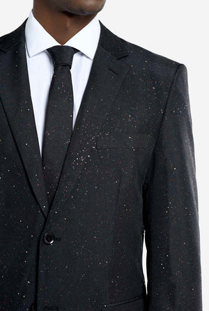 Bild eines Mannes, der einen OppoSuits Glitzy Glitter-Herrenanzug mit Glitzer und weißem Herrenhemd trägt. Der Anzug besteht aus Hose, Jackett und Krawatte.