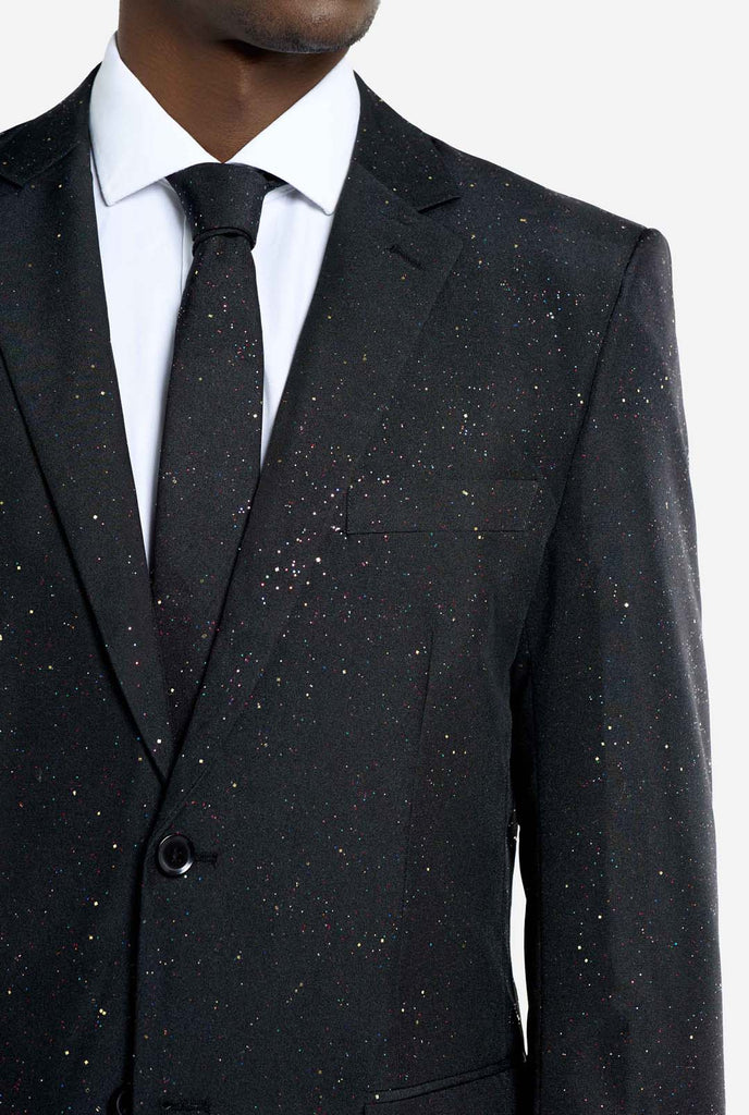 Bild eines Mannes, der einen OppoSuits Glitzy Glitter-Herrenanzug mit Glitzer und weißem Herrenhemd trägt. Der Anzug besteht aus Hose, Jackett und Krawatte.