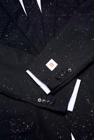 Bild einen OppoSuits Glitzy Glitter-Herrenanzug mit Glitzer und weißem Herrenhemd trägt. Der Anzug besteht aus Hose, Jackett und Krawatte.