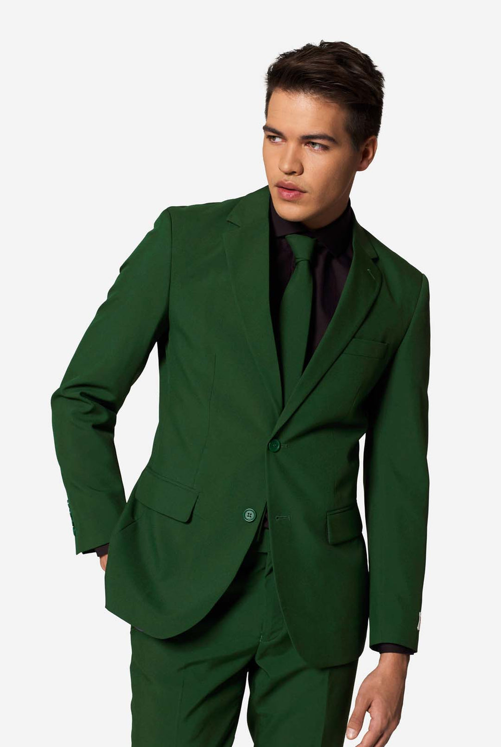 Stilvoller Mann im Slim-Fit-Anzug „Glorious Green“ von OppoSuits mit schwarzem Hemd und passender grüner Krawatte – moderne Herrenmode.