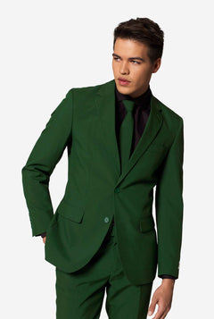 Stilvoller Mann im Slim-Fit-Anzug „Glorious Green“ von OppoSuits mit schwarzem Hemd und passender grüner Krawatte – moderne Herrenmode.