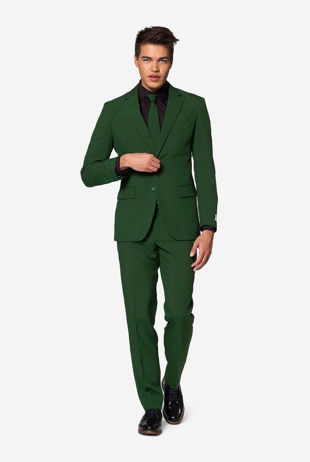 Stilvoller Mann im Slim-Fit-Anzug „Glorious Green“ von OppoSuits mit schwarzem Hemd und passender grüner Krawatte – moderne Herrenmode.