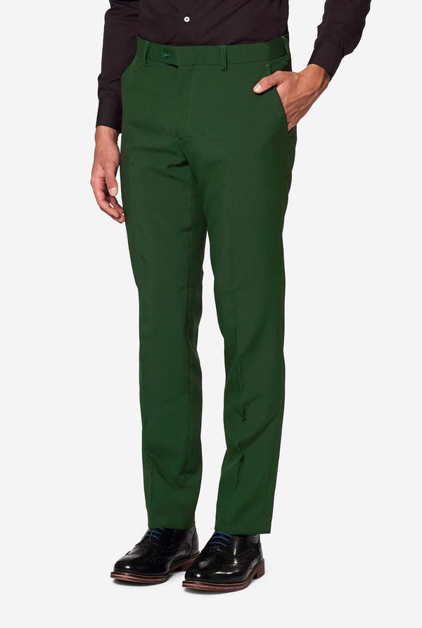 Nahaufnahme einer grünen Anzughose von OppoSuits mit klassischem schwarzen Hemd und eleganten Schuhen – modische Slim-Fit-Hose für Herren.