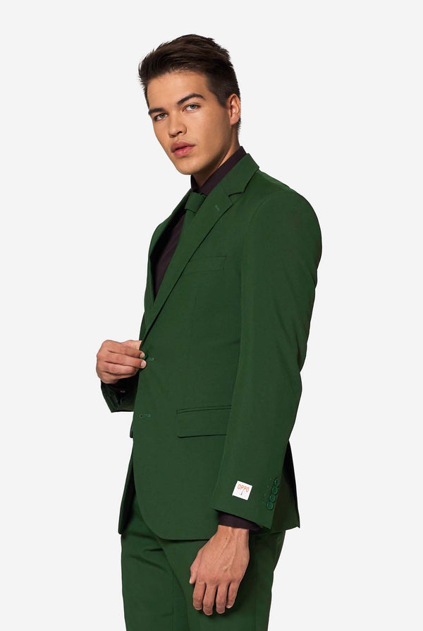 Profilansicht eines Mannes, der einen glorreichen grünen Blazer von OppoSuits mit sichtbarem OPPO-Etikett zuknöpft – ein auffälliger und stylischer grüner Anzug für Männer.