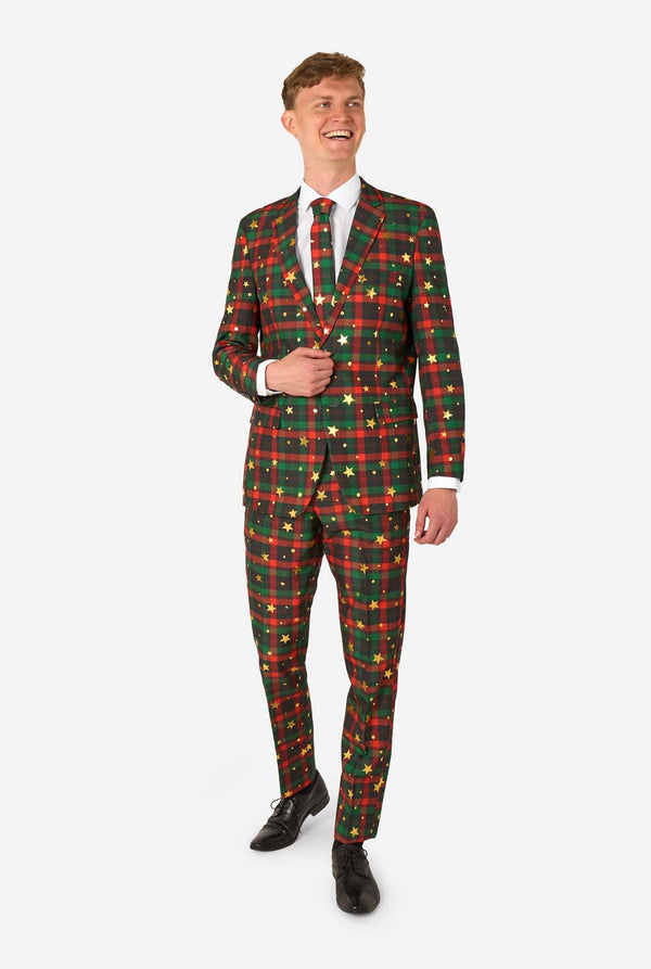 Lachender Mann im Tartan-Weihnachtsanzug mit Sternenmuster.