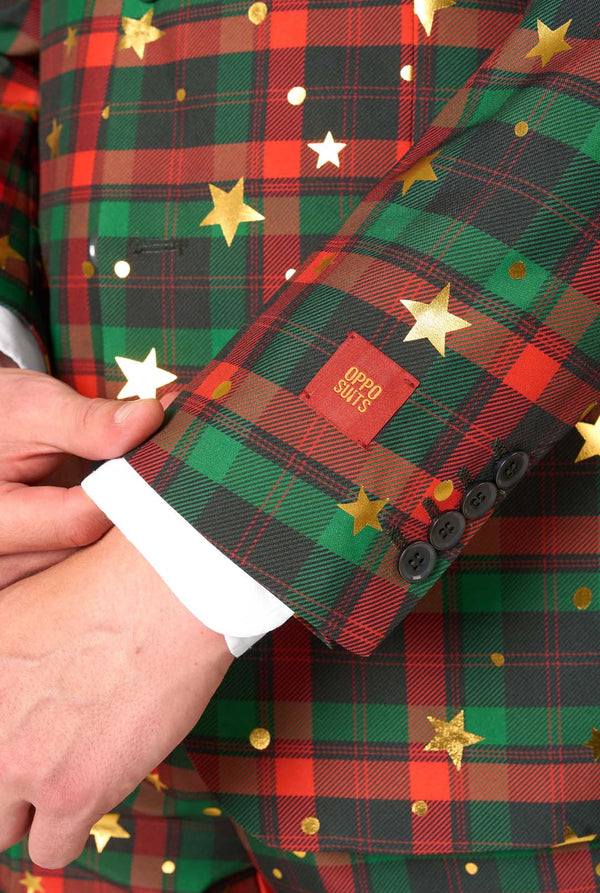Ärmel-Detail des Tartan-Anzugs mit Knöpfen und OppoSuits-Label.