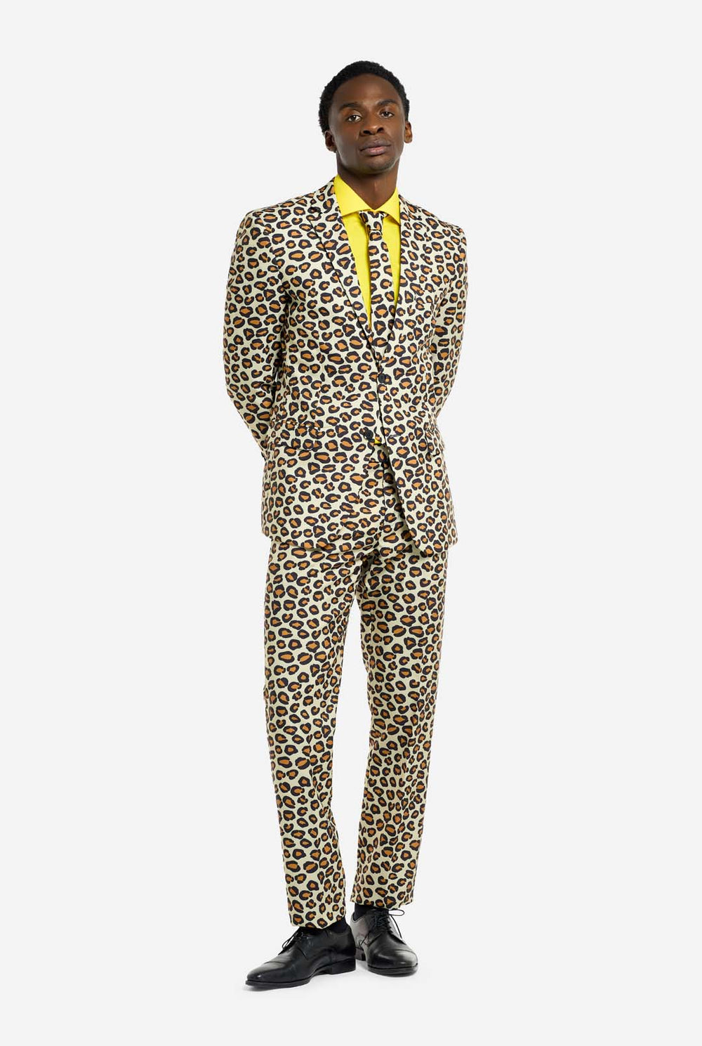 Bild eines Mannes, der einen OppoSuits The Jag-Herrenanzug mit Panther-Aufdruck und gelbem Herrenhemd trägt. Der Anzug besteht aus Hose, Jacke und Krawatte.