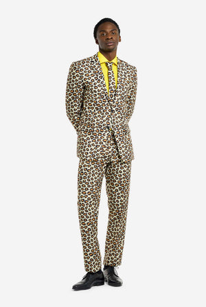 Bild eines Mannes, der einen OppoSuits The Jag-Herrenanzug mit Panther-Aufdruck und gelbem Herrenhemd trägt. Der Anzug besteht aus Hose, Jacke und Krawatte.