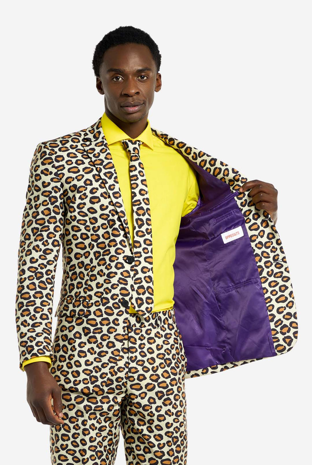 Bild eines Mannes, der einen OppoSuits The Jag-Herrenanzug mit Panther-Aufdruck und gelbem Herrenhemd trägt. Der Anzug besteht aus Hose, Jacke und Krawatte.