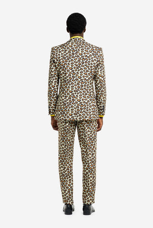 Bild eines Mannes, der einen OppoSuits The Jag-Herrenanzug mit Panther-Aufdruck und gelbem Herrenhemd trägt. Der Anzug besteht aus Hose, Jacke und Krawatte.
