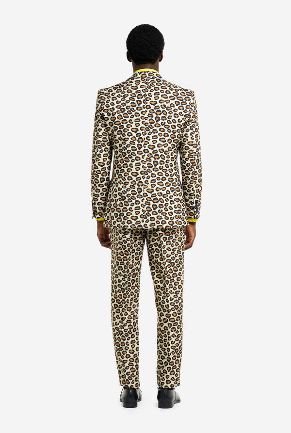 Bild eines Mannes, der einen OppoSuits The Jag-Herrenanzug mit Panther-Aufdruck und gelbem Herrenhemd trägt. Der Anzug besteht aus Hose, Jacke und Krawatte.