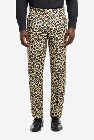 Bild eines Mannes, der einen OppoSuits The Jag-Herrenanzug mit Panther-Aufdruck und Herrenhemd trägt. Der Anzug besteht aus Hose, Jacke und Krawatte.