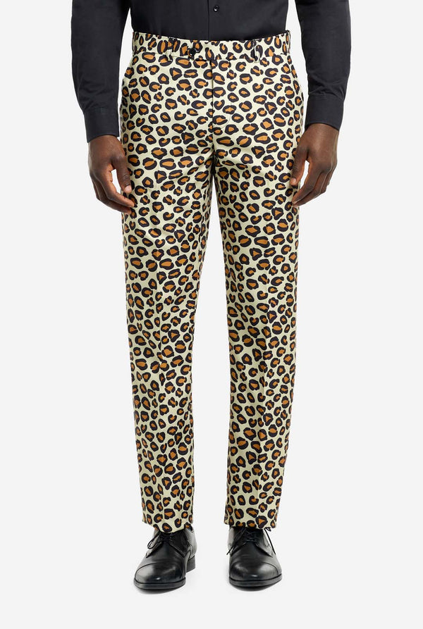 Bild eines Mannes, der einen OppoSuits The Jag-Herrenanzug mit Panther-Aufdruck und Herrenhemd trägt. Der Anzug besteht aus Hose, Jacke und Krawatte.
