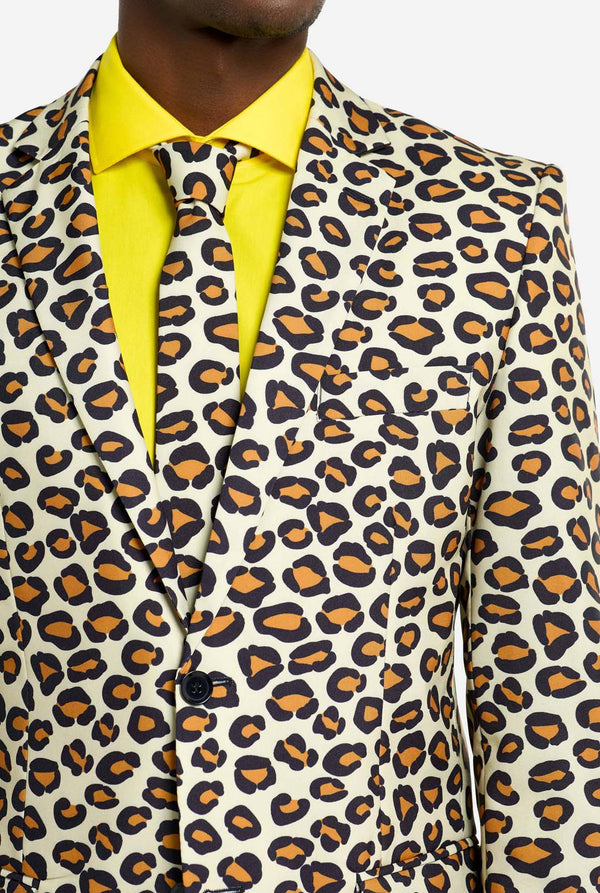 Bild eines Mannes, der einen OppoSuits The Jag-Herrenanzug mit Panther-Aufdruck und gelbem Herrenhemd trägt. Der Anzug besteht aus Hose, Jacke und Krawatte.