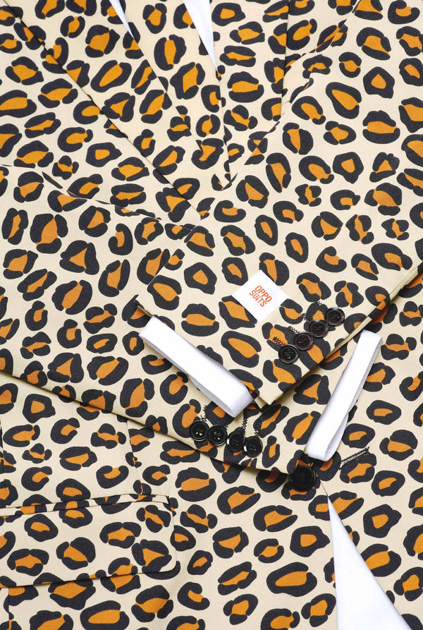 Bild einen OppoSuits The Jag-Herrenanzug mit Panther-Aufdruck und Herrenhemd trägt. Der Anzug besteht aus Hose, Jacke und Krawatte.