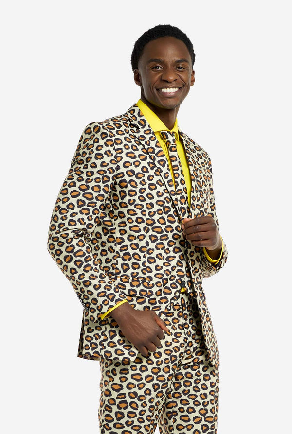 Bild eines Mannes, der einen OppoSuits The Jag-Herrenanzug mit Panther-Aufdruck und gelbem Herrenhemd trägt. Der Anzug besteht aus Hose, Jacke und Krawatte.