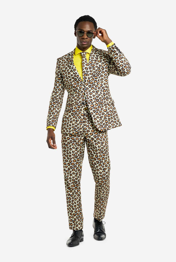 Bild eines Mannes, der einen OppoSuits The Jag-Herrenanzug mit Panther-Aufdruck und gelbem Herrenhemd trägt. Der Anzug besteht aus Hose, Jacke und Krawatte.