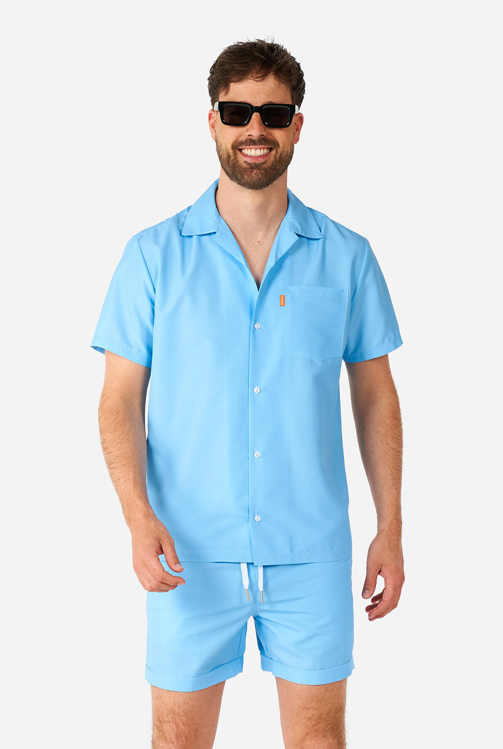 Mann trägt hellblaues Sommerset, bestehend aus Shirt und Shorts