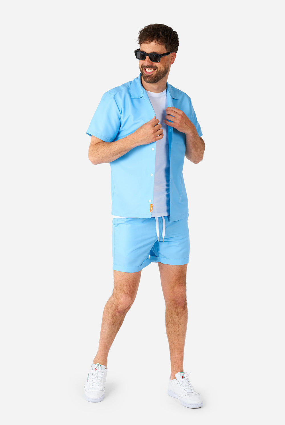 Mann trägt hellblaues Sommerset, bestehend aus Shirt und Shorts