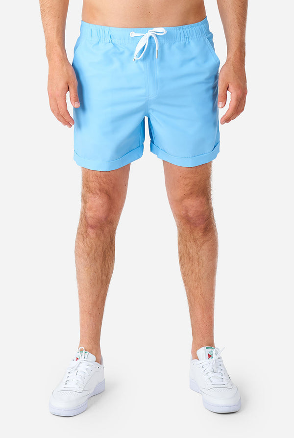 Mann trägt ein hellblaues Sommerset, bestehend aus Hemd und Shorts. Zoom auf die Shorts
