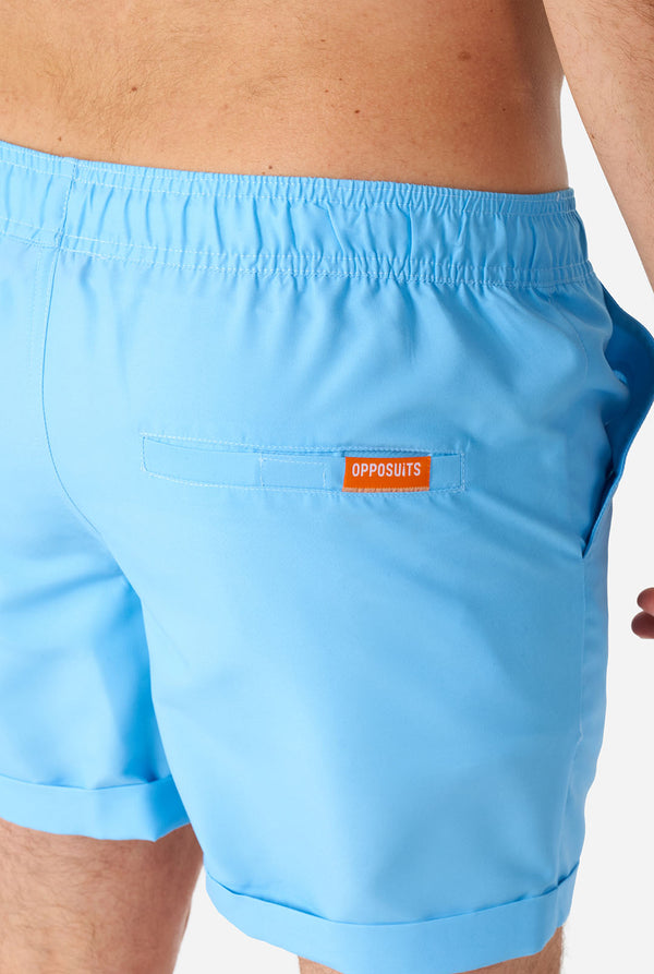 Mann trägt ein hellblaues Sommerset, bestehend aus Hemd und Shorts. Zoom auf die Shorts
