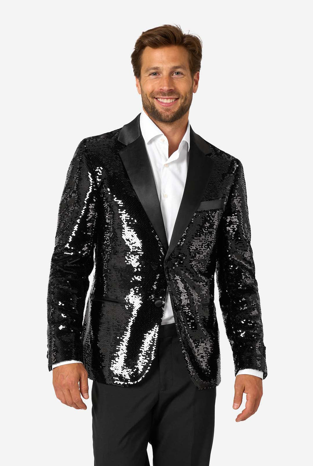 Ein Mann trägt einen schwarzen, mit Pailletten besetzten Blazer mit Schalkragen aus Satin.