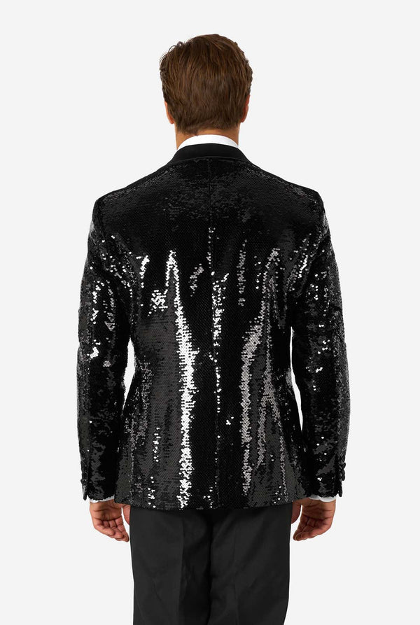Ein Mann trägt einen schwarzen, mit Pailletten besetzten Blazer mit Schalkragen aus Satin.