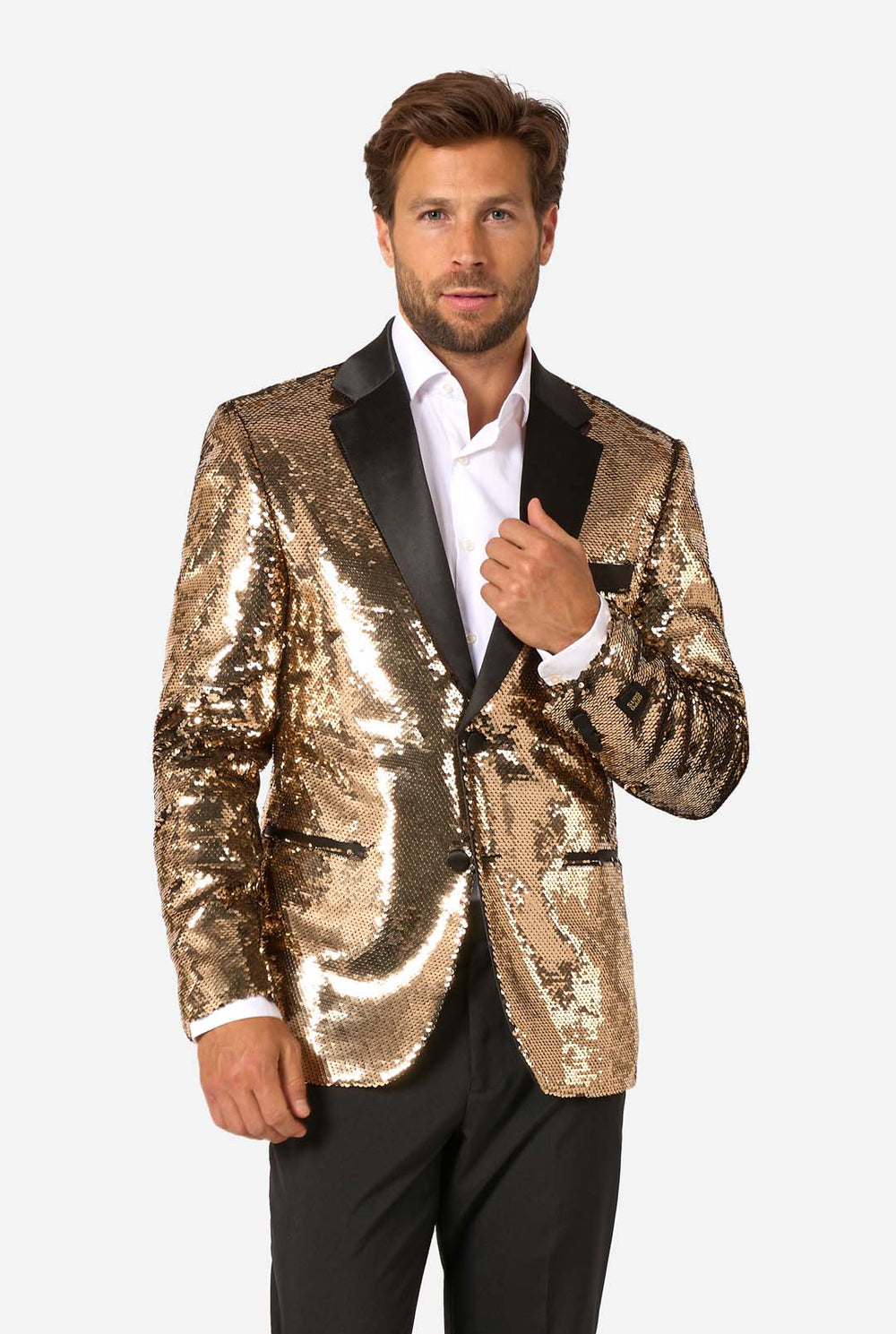 Ein Mann trägt eine glänzende, goldene Jacke mit Pailletten und schwarzen Satin-Umlegekragen.
