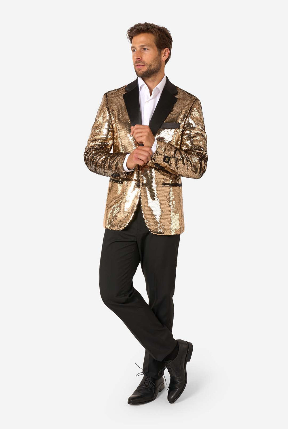 Ein Mann trägt eine glänzende, goldene Jacke mit Pailletten und schwarzen Satin-Umlegekragen.