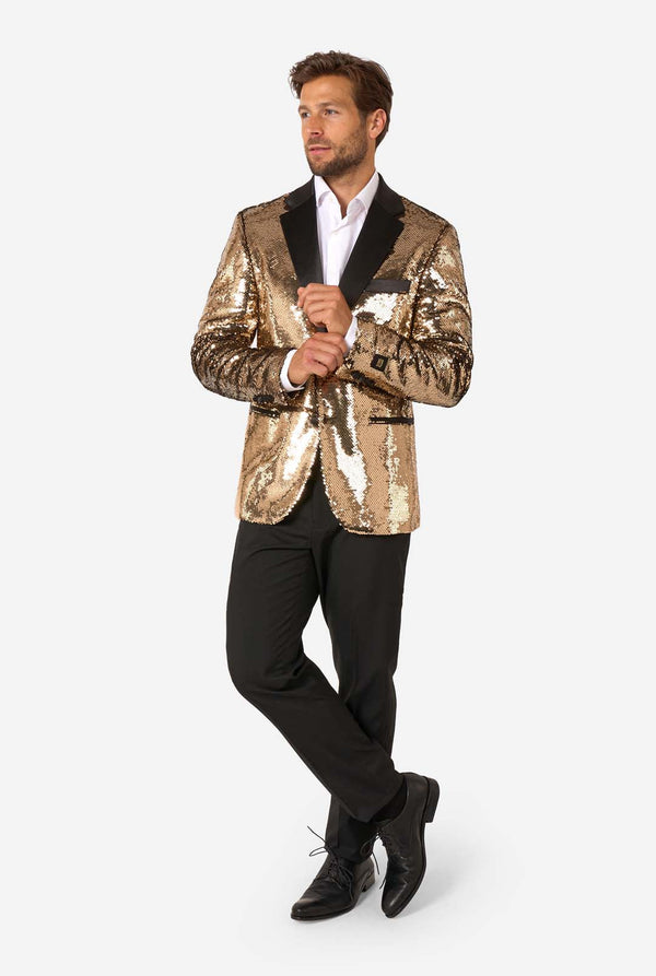 Ein Mann trägt eine glänzende, goldene Jacke mit Pailletten und schwarzen Satin-Umlegekragen.