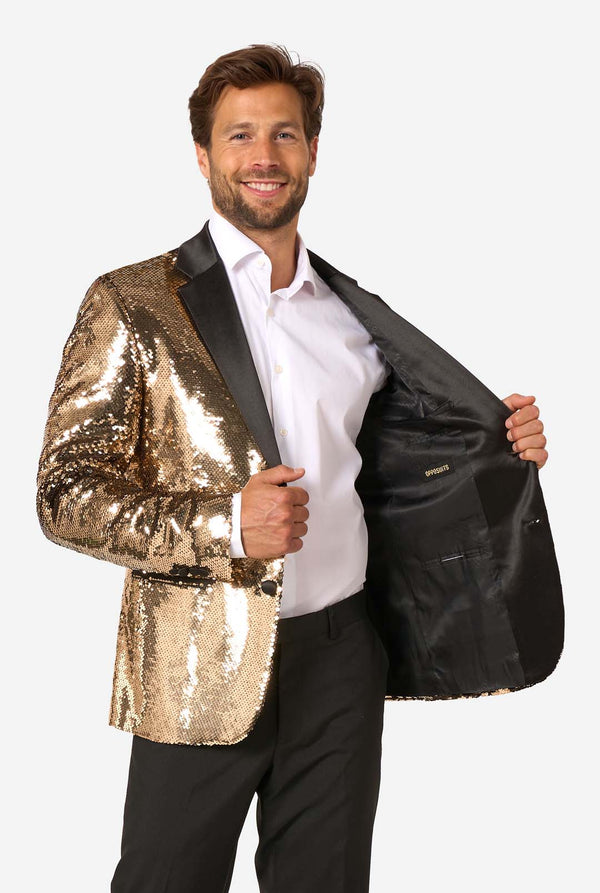 Ein Mann trägt eine glänzende, goldene Jacke mit Pailletten und schwarzen Satin-Umlegekragen.