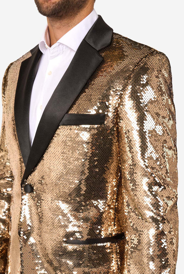 Ein Mann trägt eine glänzende, goldene Jacke mit Pailletten und schwarzen Satin-Umlegekragen.
