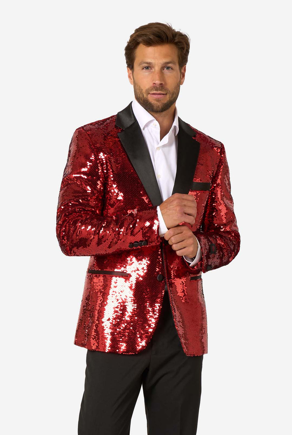 Ein Mann trägt einen glänzenden, roten Blazer mit Pailletten und schwarzen Kragen.