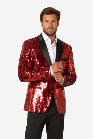 Ein Mann trägt einen glänzenden, roten Blazer mit Pailletten und schwarzen Kragen.