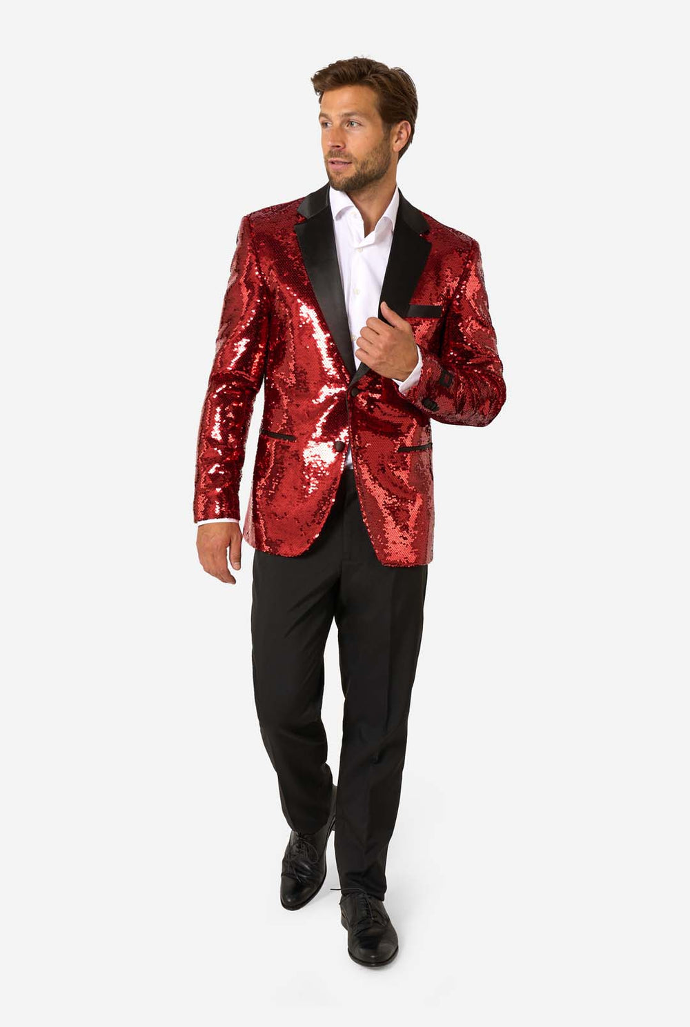 Ein Mann trägt einen glänzenden, roten Blazer mit Pailletten und schwarzen Kragen.