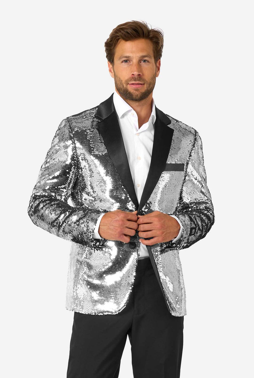 Mann, der einen silbernen, mit Pailletten bestickten Blazer mit schwarzem Satin-Kragen trägt