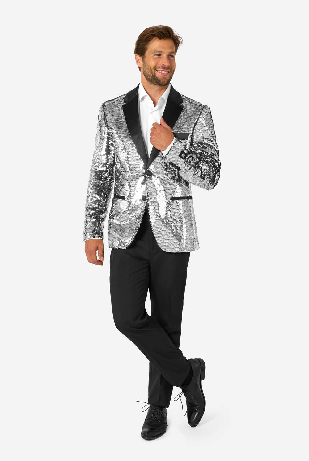 Mann, der einen silbernen, mit Pailletten bestickten Blazer mit schwarzem Satin-Kragen trägt