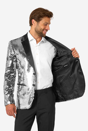Mann, der einen silbernen, mit Pailletten bestickten Blazer mit schwarzem Satin-Kragen trägt