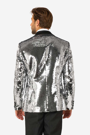 Mann, der einen silbernen, mit Pailletten bestickten Blazer mit schwarzem Satin-Kragen trägt