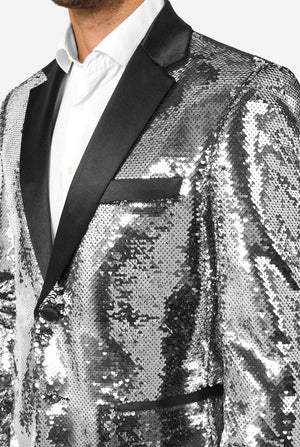 Mann, der einen silbernen, mit Pailletten bestickten Blazer mit schwarzem Satin-Kragen trägt