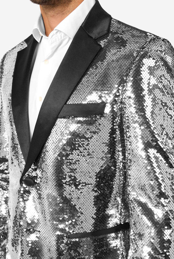 Mann, der einen silbernen, mit Pailletten bestickten Blazer mit schwarzem Satin-Kragen trägt