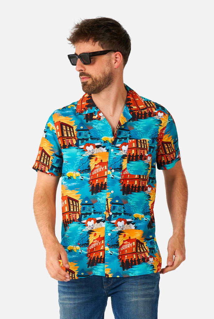 Der Mann trägt ein hawaiianisches Haloween-Hemd mit IT-Aufdruck