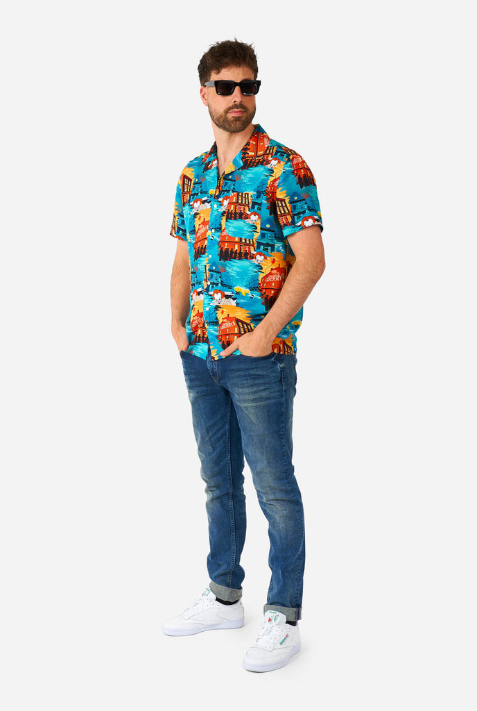 Der Mann trägt ein hawaiianisches Haloween-Hemd mit IT-Aufdruck
